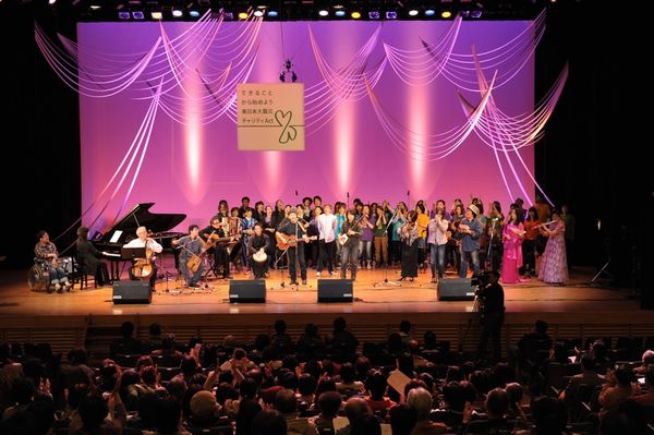 �t�B�i�[���́uWe shall overcome�v�̑升���ł����B